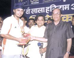 Reetender Singh Sodhi receiving the man of the match award from Prof Vijay Kumar Malhotra 