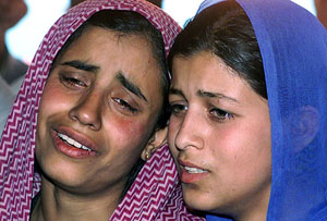 The daughter of Abdul Qayoom and sister of Maqsood Ahmad weeps