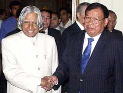 President A. P. J. Abdul Kalam with Laos Prime Minister Bounnhang Vorachit