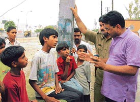 DSP R.K. Bakshi questions children in Maharaj Nagar regarding the death of a boy