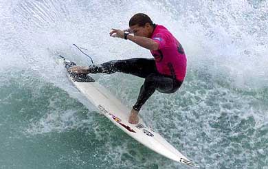 Reigning ASP world champion Andy Irons of Hawaii rides a wave to win the opening heat of the Niijima Quiksilver Pro
