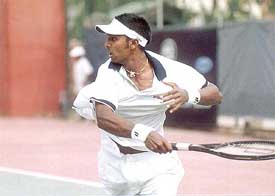Prakash Amritraj returns to Vinod Sridhar in the quarterfinal of the ITF Men�s Satellite Tennis Circuit meet in Delhi