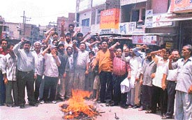 Activists of the Cable Upbhokta Sangharsh Committee burn the effigy of the cable network companies to protest against their high-handedness