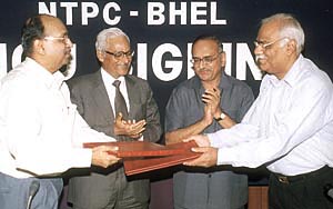 Director (HR) of NTPC K. K. Sinha and Director (HR) of BHEL Ishan Shanker exchanging the MoU on the formation of a joint venture company in the Capital