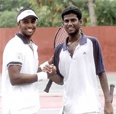 Prakash Amritraj shakes hands with Vijay Kannan