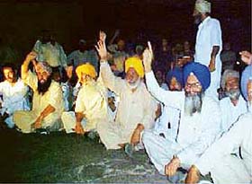 Akali workers block the Ludhiana-Malerkotla highway and raise slogans against the government for "irregularities" during the panchayat poll