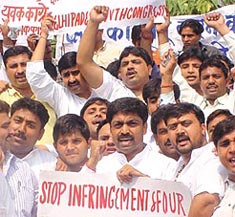 Activists of Delhi Pradesh Youth Congress protesting against the Conditional Access System (CAS) at Jantar Mantar in the Capital