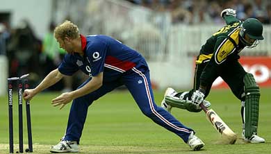 England's Andrew Flintoff unsuccessfully tries to knock off the bails as Pakistan's Abdul Razzaq runs in 