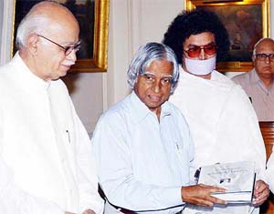 President A.P.J. Abdul Kalam, Deputy Prime Minister L.K. Advani and Muni Lokprakash at a book presentation ceremony