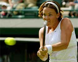 Lindsay Davenport of the US returns to Australia's Samantha Stosur