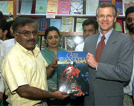 Canadian High Commissioner to India Peter Sutherland and Kashmir University Vice-Chancellor Jalees Ahmad Khan Tareen release the book, 'Over Canada'