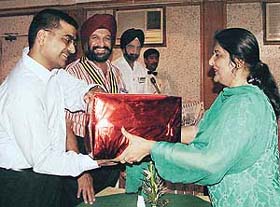 Ms Saroj Khosla receives the best female Rotarian award from Deputy Commissioner Arun Kumar in Chandigarh