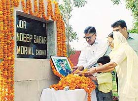 The family of Major Sandeep Sagar offers floral tributes at his memorial on his death anniversary in Sector 8, Panchkula