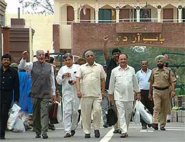 The delegates of Indian parliamentarians return to India via the joint check-post at Wagah