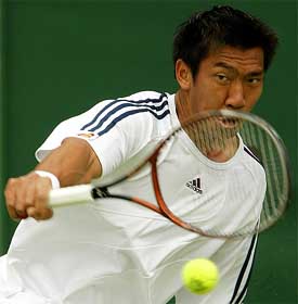 Thailand�s Paradorn Srichaphan returns to France�s Olivier Mutis