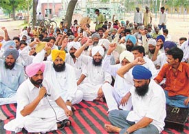 Activists of the Bharti Kisan Union and other political parties protest against the misuse of Focal Point land 