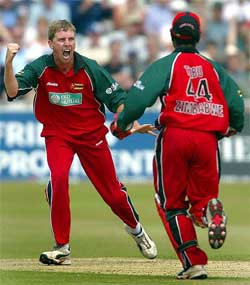 Zimbabwean spinner Ray Price (L) and wicketkeeper Tatenda Taibu celebrate the wicket of England's Robert Key