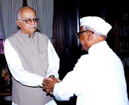 Deputy Prime Minister L. K. Advani shakes hands with anti-corruption crusader Anna Hazare