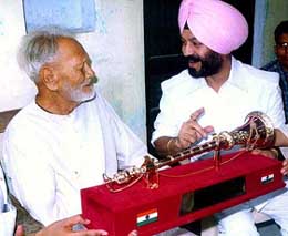 All-India Anti-Terrorist Front Chairman M.S. Bitta presents the 'Pride of Nation Award' to legendary shehnai player Ustad Bismillah Khan