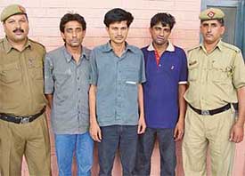 Three persons arrested in the fake currency racket