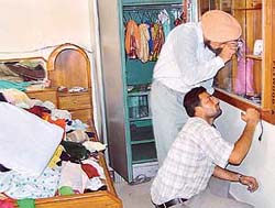 Fingerprint experts examine the spot where a robbery took place near Gurdwara Ratwara Sahib at Mullanpur 