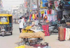 Encroachments on the Kacheri road, near Clock Tower
