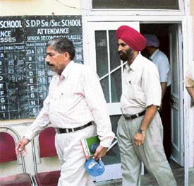Vigilance officials raid a school in Ludhiana