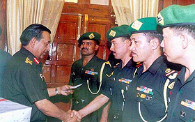 Army chief General N.C. Vij meets with the members of the Army team