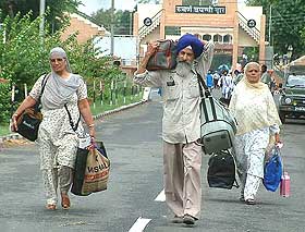 A jatha returns from a visit to Pakistan