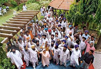 Akali activists raise slogans against the Congress government.
