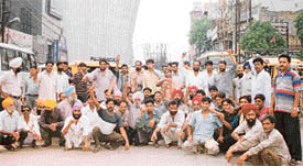 Auto-rickshaw drivers protest against the traffic police in Ludhiana