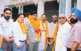Mr Surinder Dawer , Mr Rakesh Prashar and Mr Sushil Prashar, senior Congress leader, at the inauguration of a tubewell in Kucha Harnam Dass