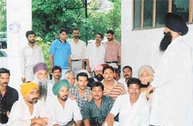 Mr Kuldip Singh, president, Autorickshaw Mazdoor Dal, addresses a meeting
