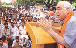 Delhi Pradesh BJP president Madan Lal Khurana addresing hawkers at a rally in the Capital on Wednesday.