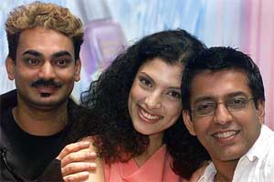 Indian model Indrani Dasgupta is flanked by designers Wendell Rodricks and Hemant Trevedi