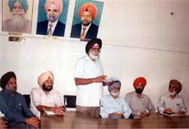 A meeting of the Vishav Punjabi Sahit Vichar Manch in progress at Punjabi Bhavan