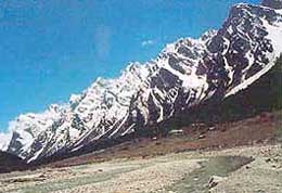 The snow-covered peaks of Yumthang are breath-taking