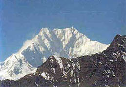 The snow-covered peaks of Yumthang are breath-taking