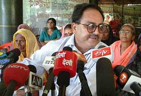 Bhopal gas victims' leader Abdul Jabbar addresses a Press conference