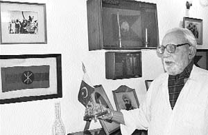 Major-Gen G.S. Nagra shows a Pakistani flag