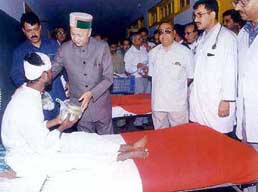 Chief Minister Virbhadra Singh visits injured persons at Kullu District Hospital 