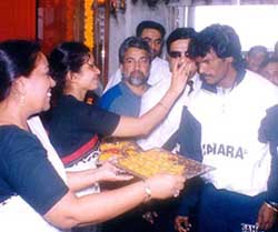 Indian hockey team captain Dhanraj Pillay being welcomed at the Sahara guesthouse complex