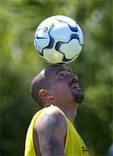Manchester United�s Juan Sebastian Veron balances the ball on his head 