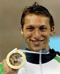 Australia�s Ian Thorpe shows his gold medal after winning the men�s 400 metre freestyle final