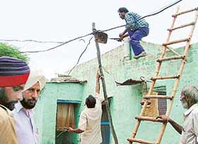 PSEB employees remove kundis from Guru Nanak Colony