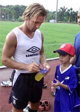 Chelsea�s football player Boudewijn Zenden signs an autograph for a fan