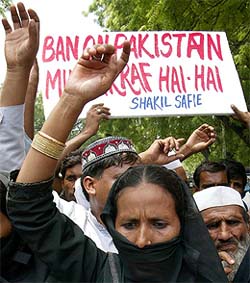 "All-India Muslim Youths Unity Committee" activists shout anti-Pakistan slogans