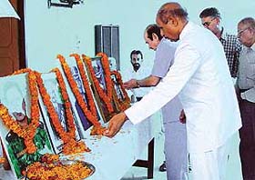 Former Punjab Governor Lt-Gen BKN Chhibber (retd) and president of the Senior Citizens Council H.L. Ratta pay floral tributes to martyrs from the region on Vijay Divas in Panchkula