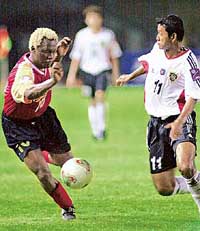 Mike Okoro of East Bengal challenges Thanongsak Pajakkata of BEC Tero