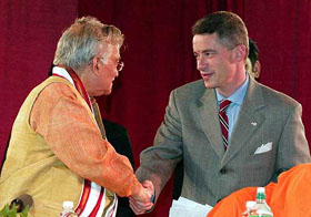 Union Human Resources Development Minister Murli Manohar Joshi shakes hands with New Jersey Governor James McGreevy
